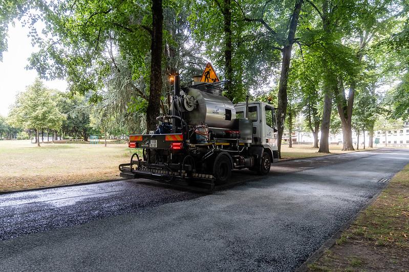 La nouvelle goudronneuse - gravillonneuse en action dans le parc Roger-Salengro.